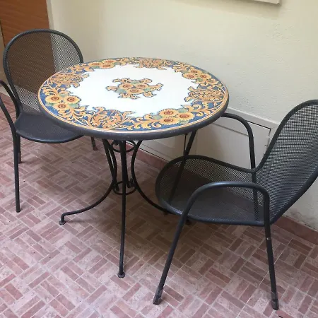 Centro Storico, Piazza Carmine: La Casa Di Angela