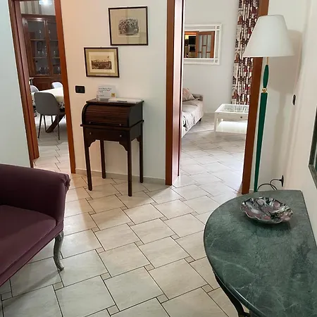 Centro Storico, Piazza Carmine: La Casa Di Angela *