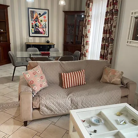 Centro Storico, Piazza Carmine: La Casa Di Angela