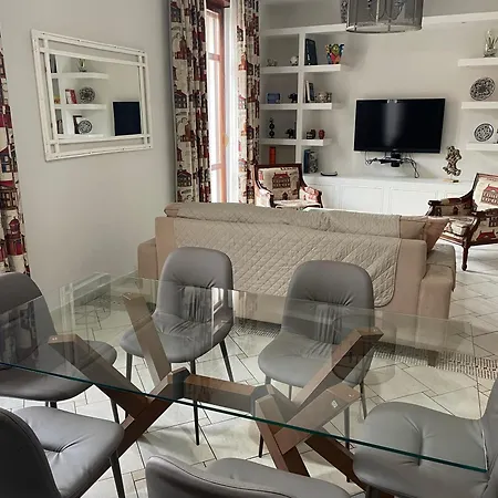 Centro Storico, Piazza Carmine: La Casa Di Angela