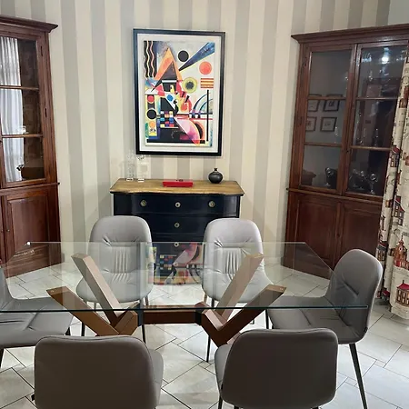 Centro Storico, Piazza Carmine: La Casa Di Angela