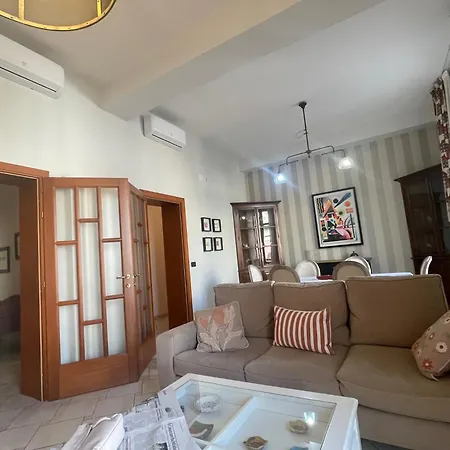 Centro Storico, Piazza Carmine: La Casa Di Angela