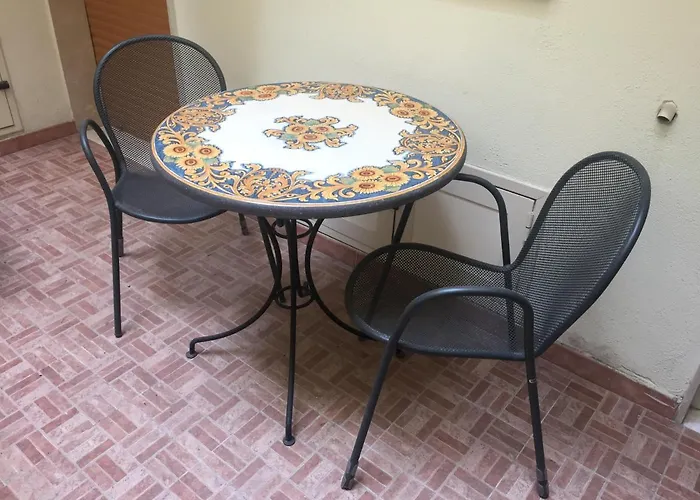 Centro Storico, Piazza Carmine: La Casa Di Angela