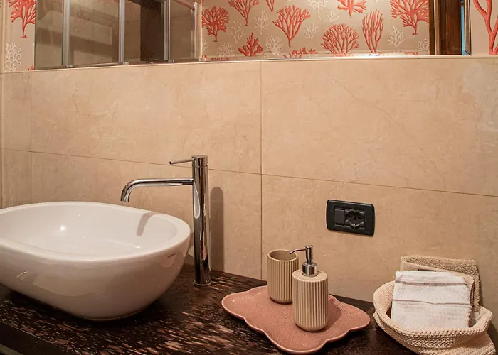 Centro Storico, Piazza Carmine: La Casa Di Angela