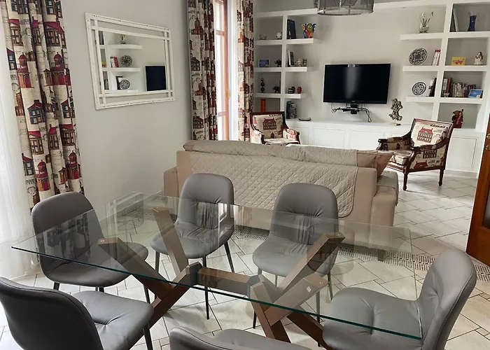 Centro Storico, Piazza Carmine: La Casa Di Angela