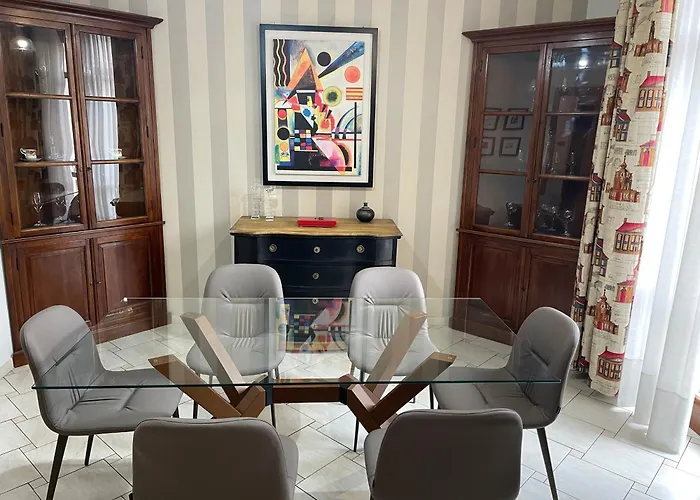 Centro Storico, Piazza Carmine: La Casa Di Angela