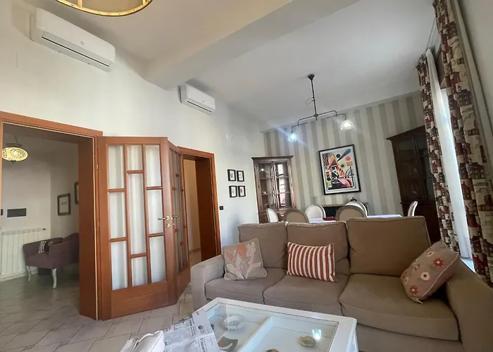 Centro Storico, Piazza Carmine: La Casa Di Angela